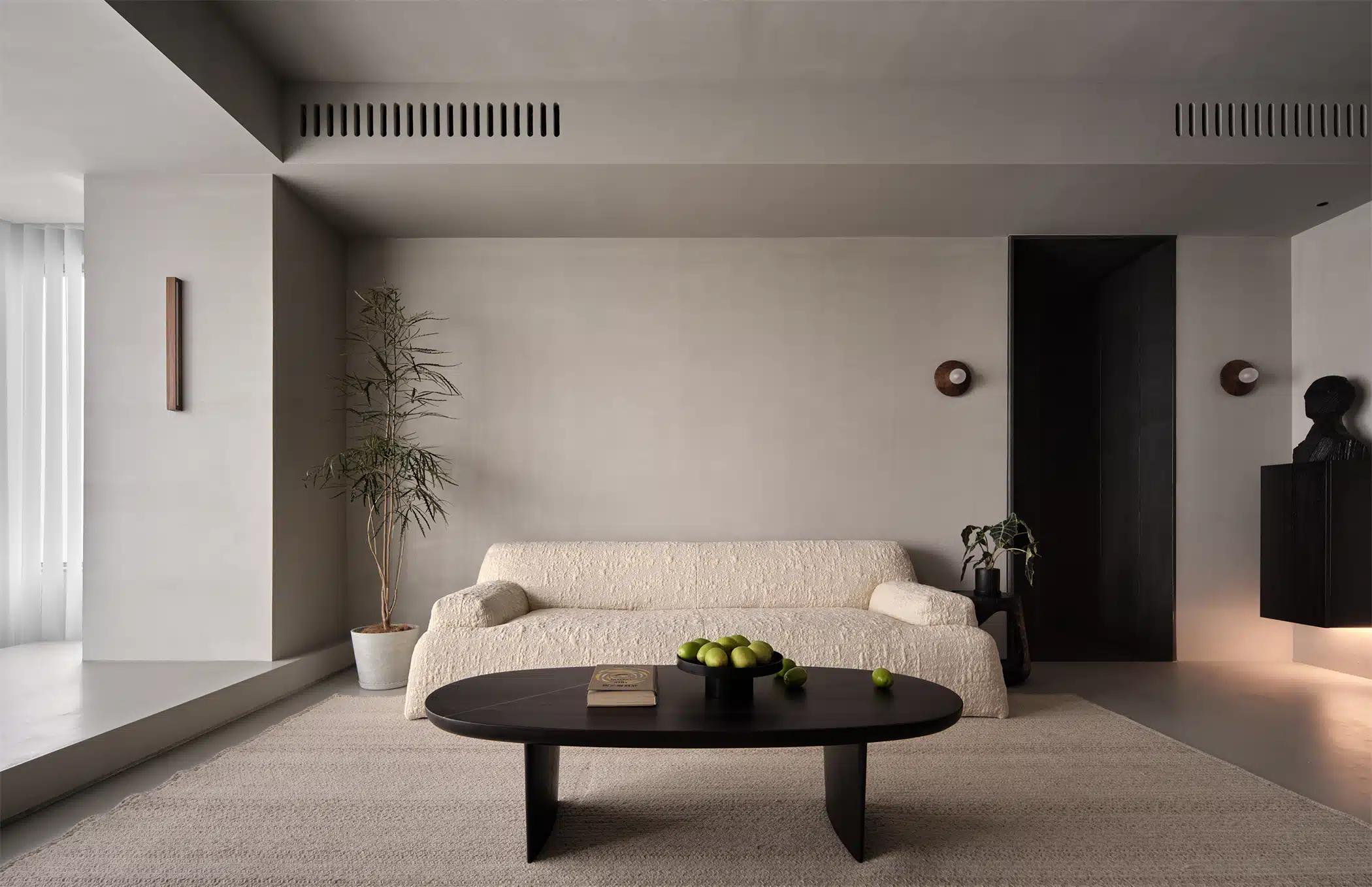 橢圓茶幾與低背椅配置：呼應侘寂風有機線條，打破小宅空間沉悶感。