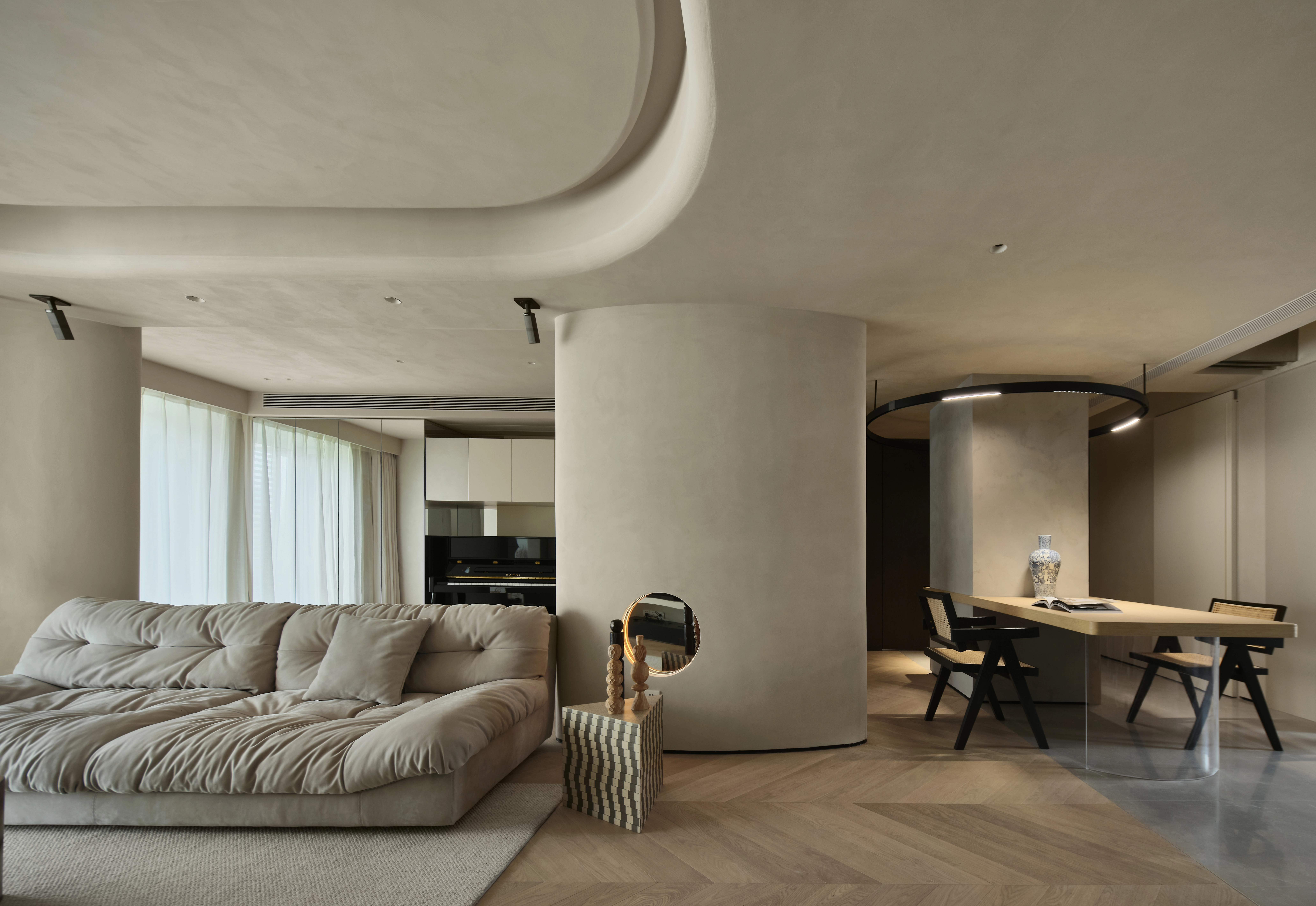 Japandi 北歐侘寂風設計:融合北歐俐落功能與日式靜謐哲學,採用暖米色調與天然材質,打造溫潤平衡的居家氛圍。