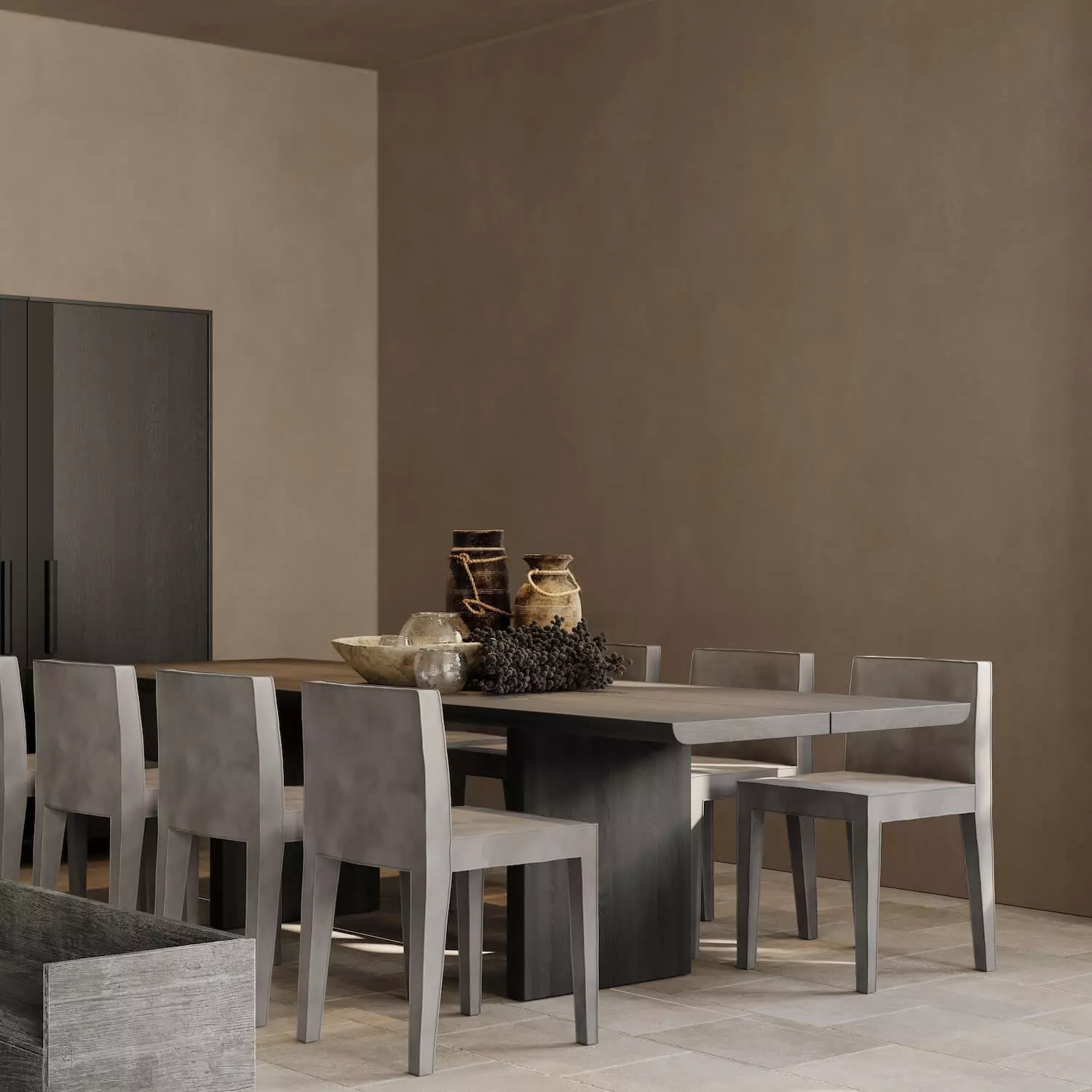 北歐侘寂風餐廳規劃:實木長桌搭配實木椅,桌面點綴不規則陶瓷花器與灌木枯枝,打造質樸且具質感的用餐儀式感。