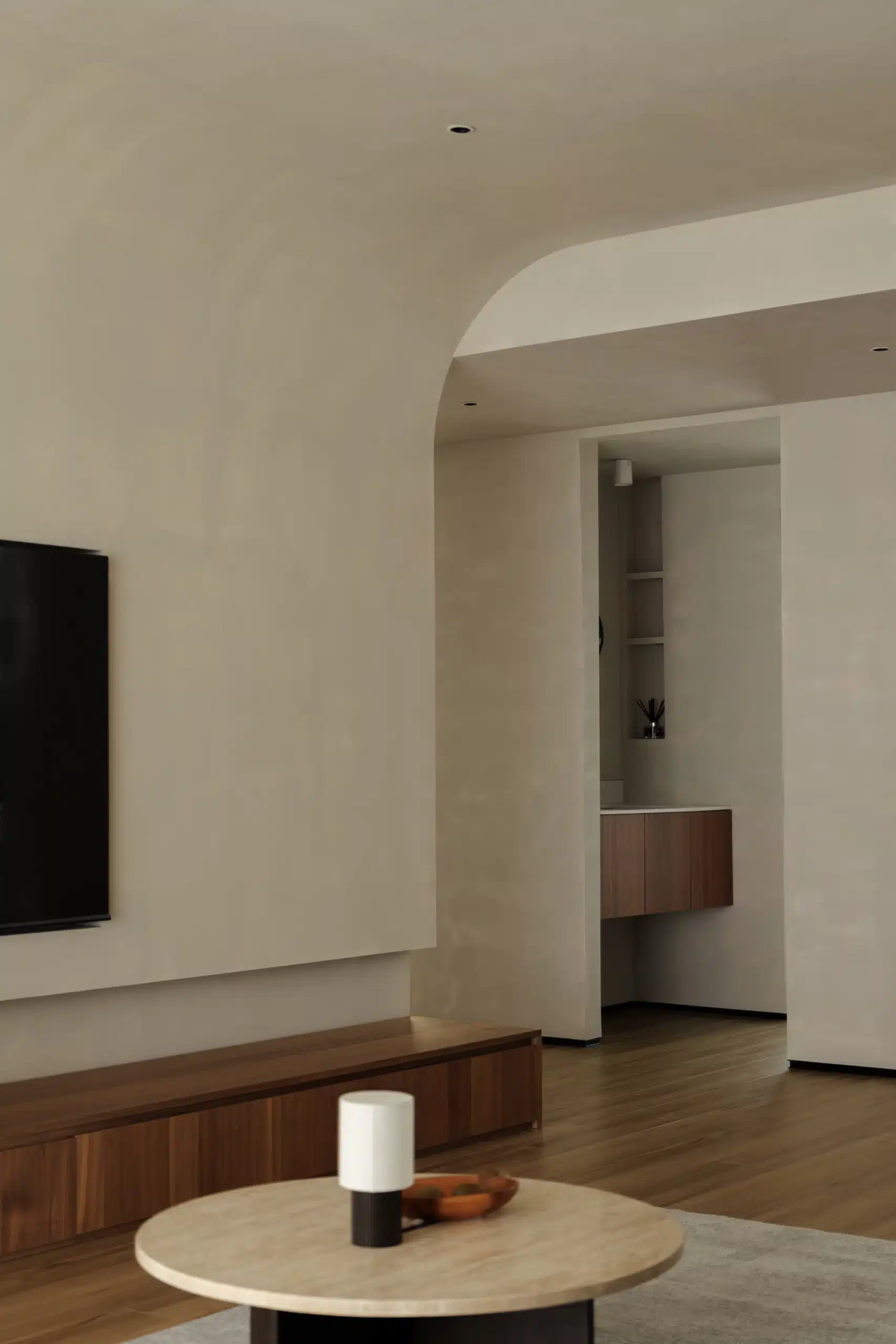 小坪數侘寂風弧形天花板設計：利用圓弧倒角修飾大樑，化解台灣住宅樑柱壓迫感。