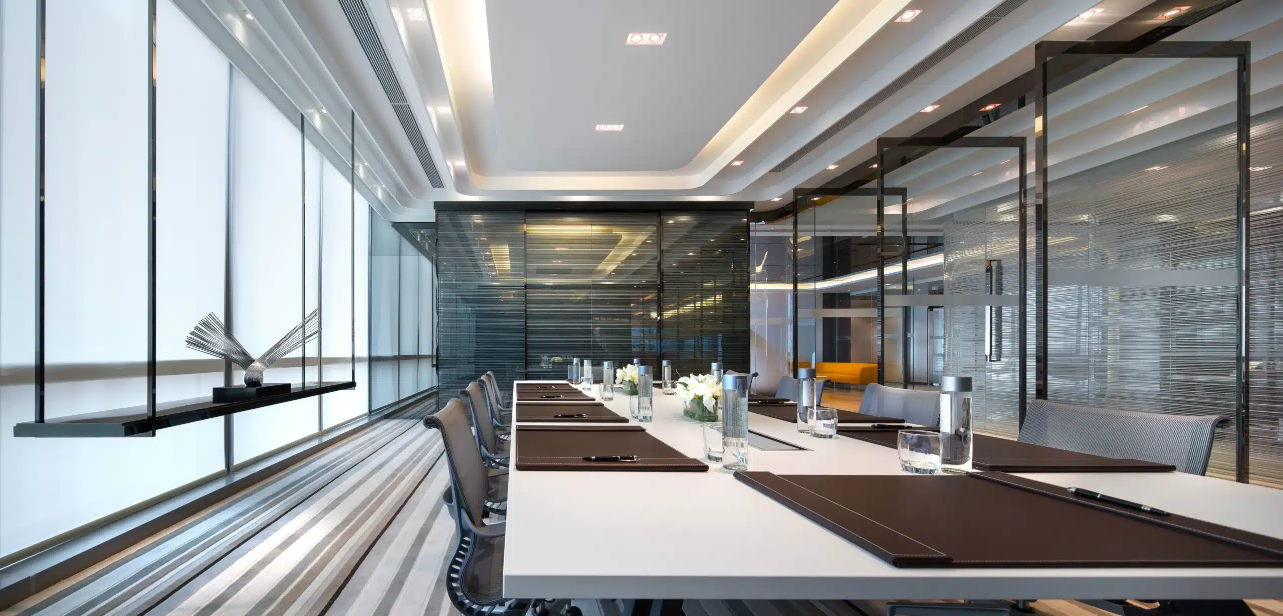 適合中小企業的玻璃隔間通透辦公室