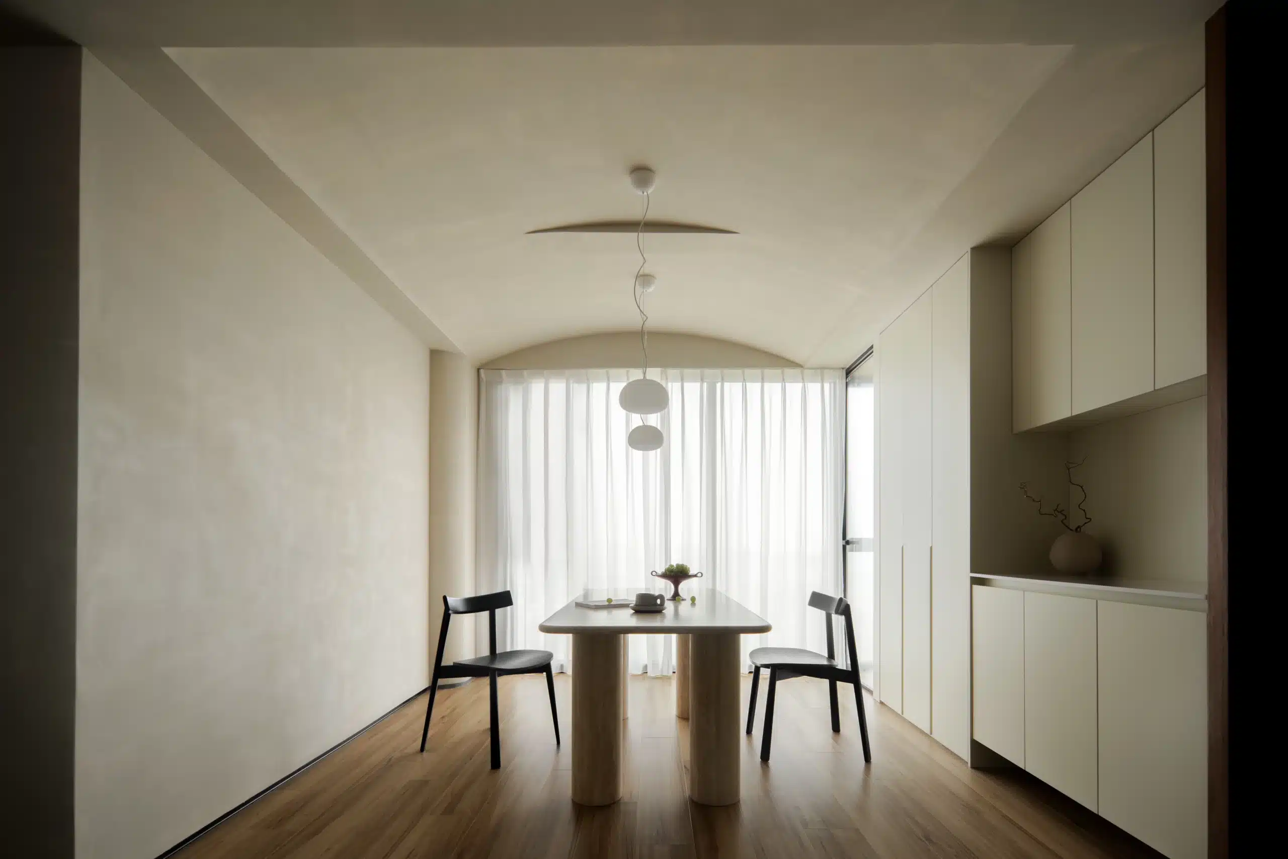 侘寂風隱形收納系統櫃：採用與牆面同色的門片設計，實現牆櫃一體視覺擴容。