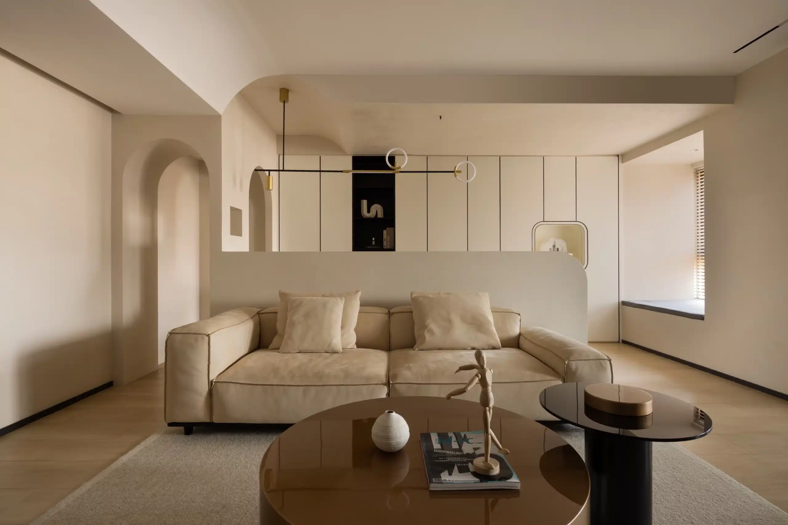 小坪數窗簾配色建議：選用透光白色百葉窗，最大化引入自然採光營造陰翳美。