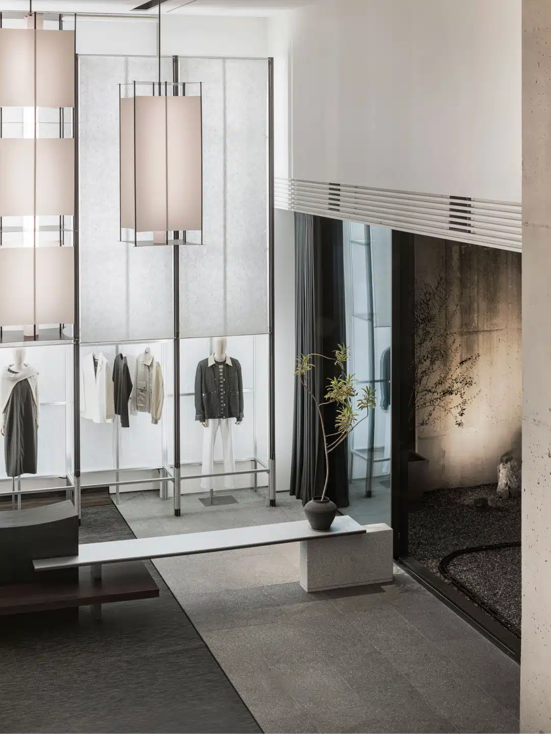 服飾店內寬敞動線與舒適顧客體驗設計,強調提升提袋率的空間佈局。