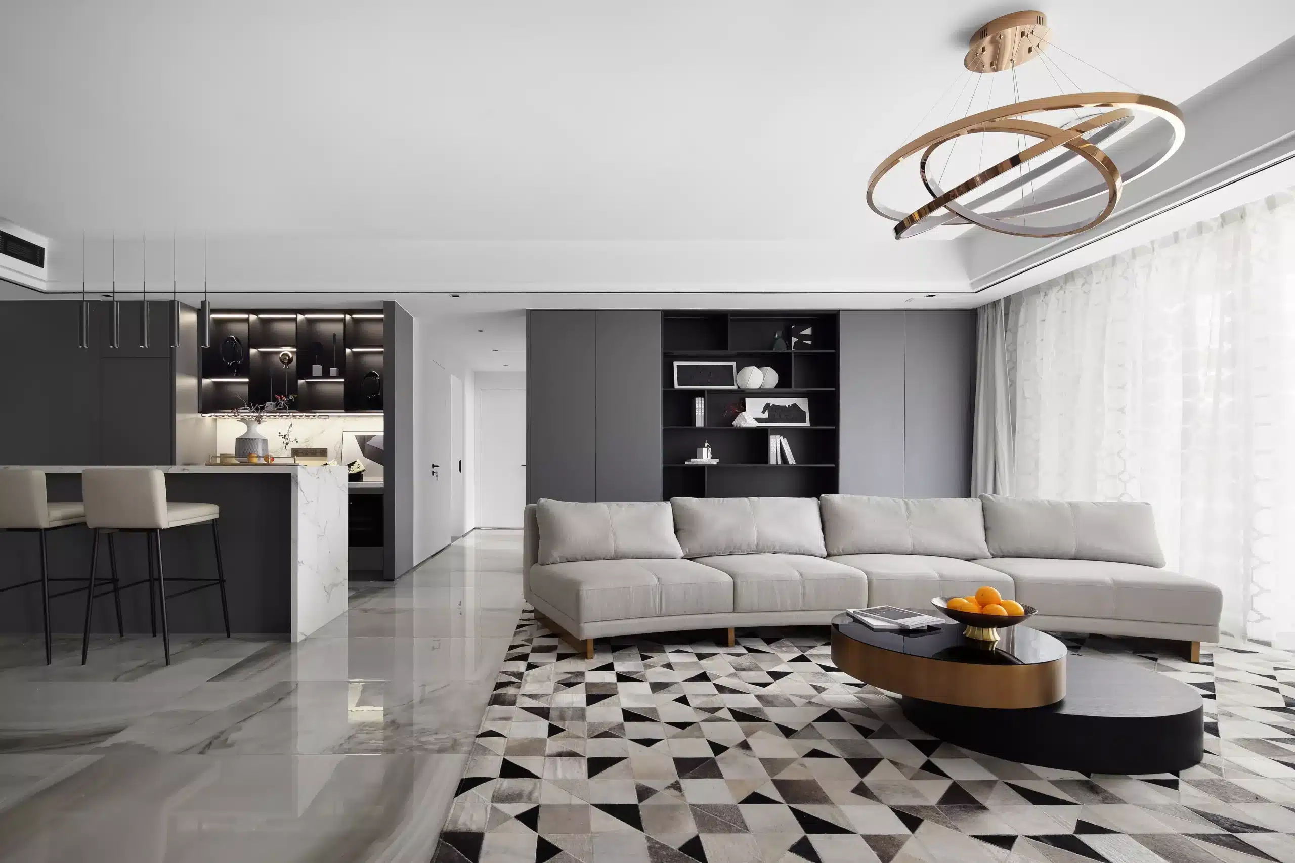 現代輕奢風客廳裝潢,以大理石電視牆搭配鍍鈦金屬飾條與深色木紋系統櫃,呈現低調且高級的視覺質感。