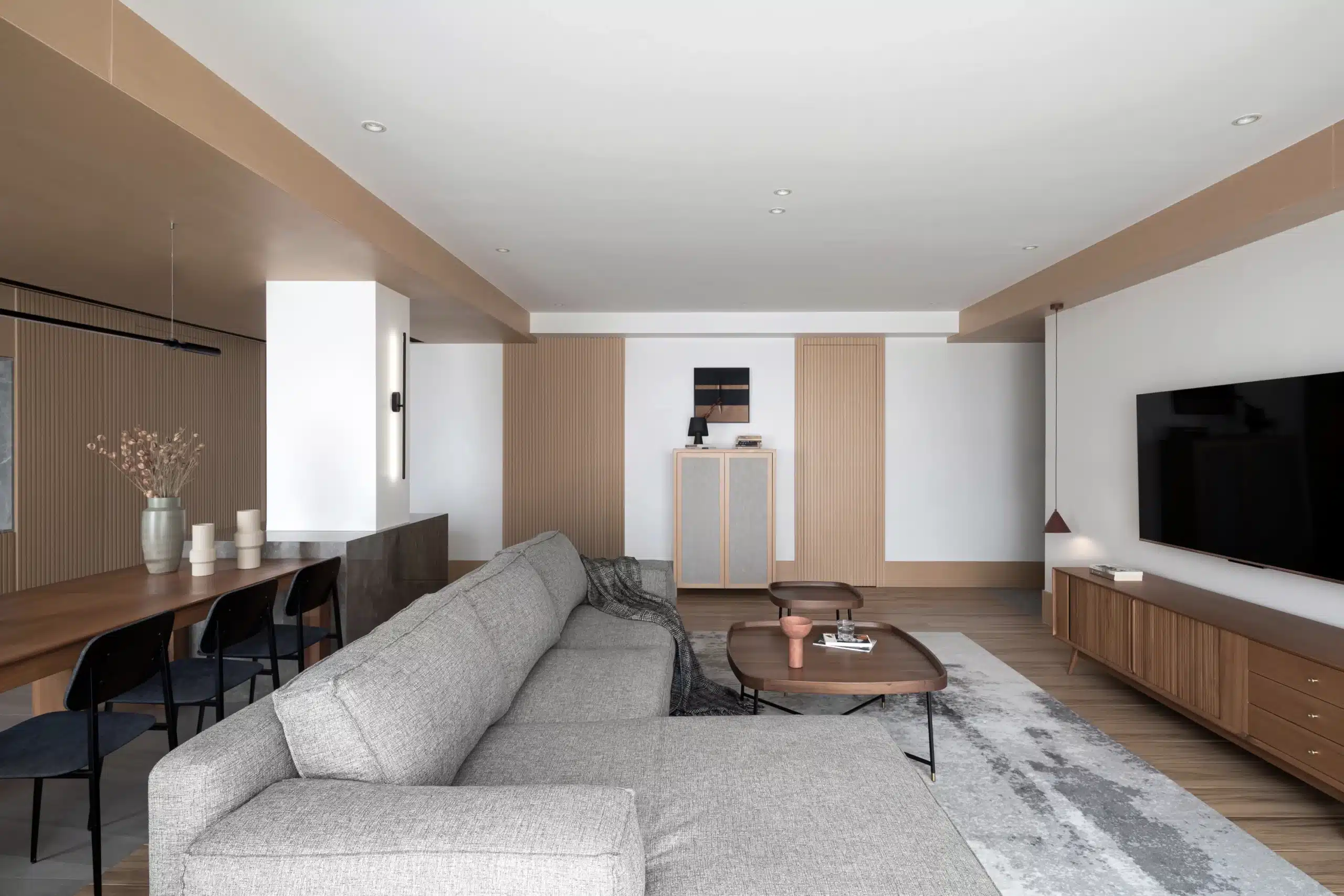 台灣小坪數無印風客廳裝修方案,展示客餐廳一體化設計與利用玻璃拉門增加空間採光的視覺放大技巧。