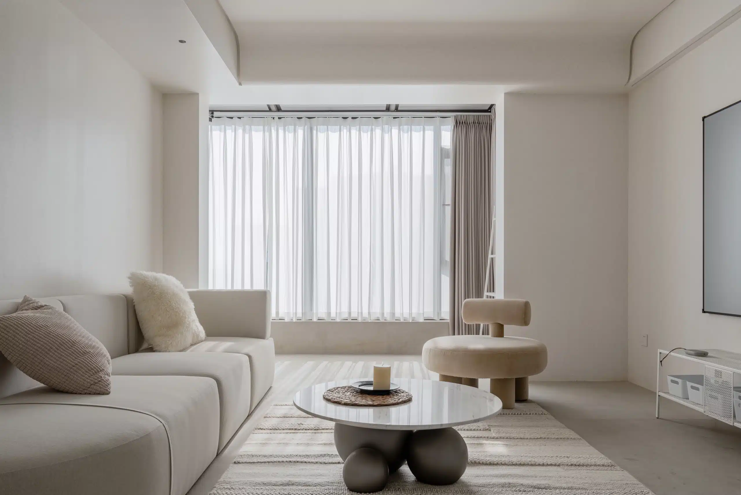 客廳平行式佈局示意圖,長型面寬搭配低背沙發與電視牆,維持中軸動線暢通。