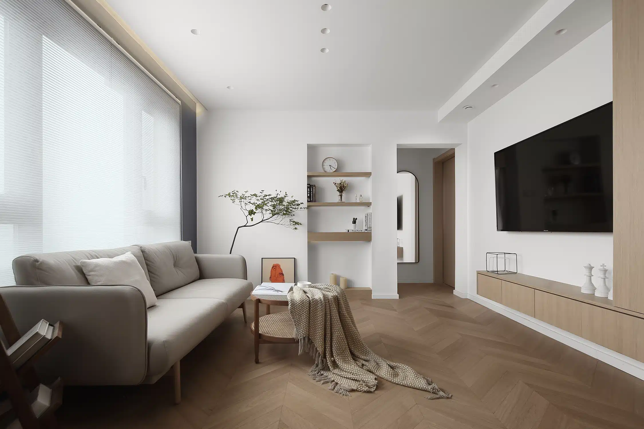 2026無印風客廳設計全攻略首圖,展現結合自然光、純白牆面與淺色木質家具的日系極簡客廳實景。