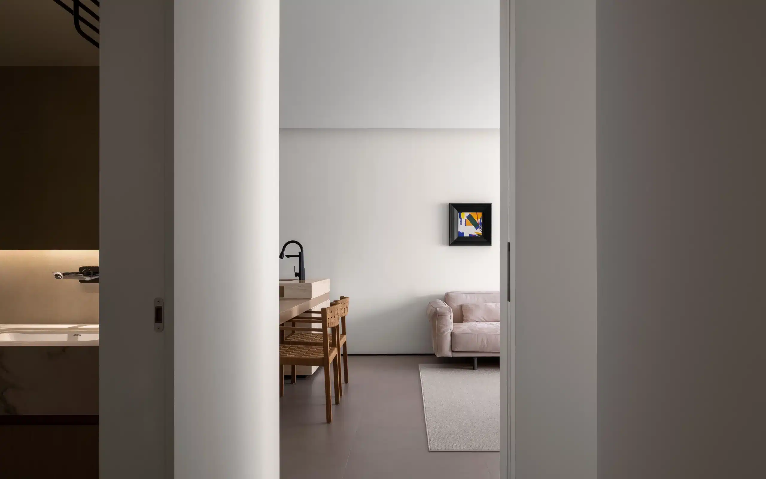 無印風配色指南，展示米白牆面與淺原木色家具的黃金比例配置