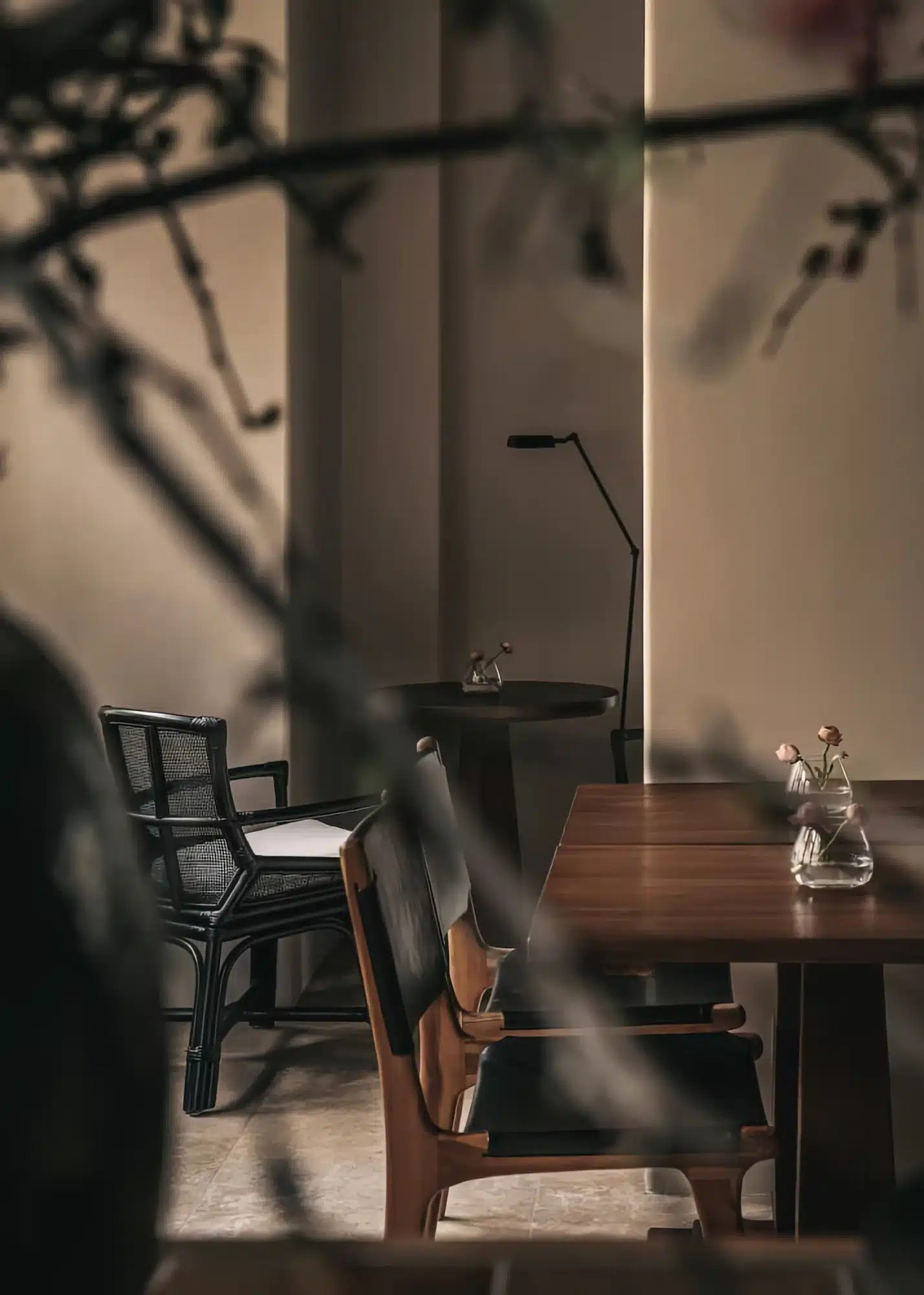 侘寂風咖啡廳設計案例，展示天然礦物塗料牆面、原木家具與靜謐沈浸式空間美學。