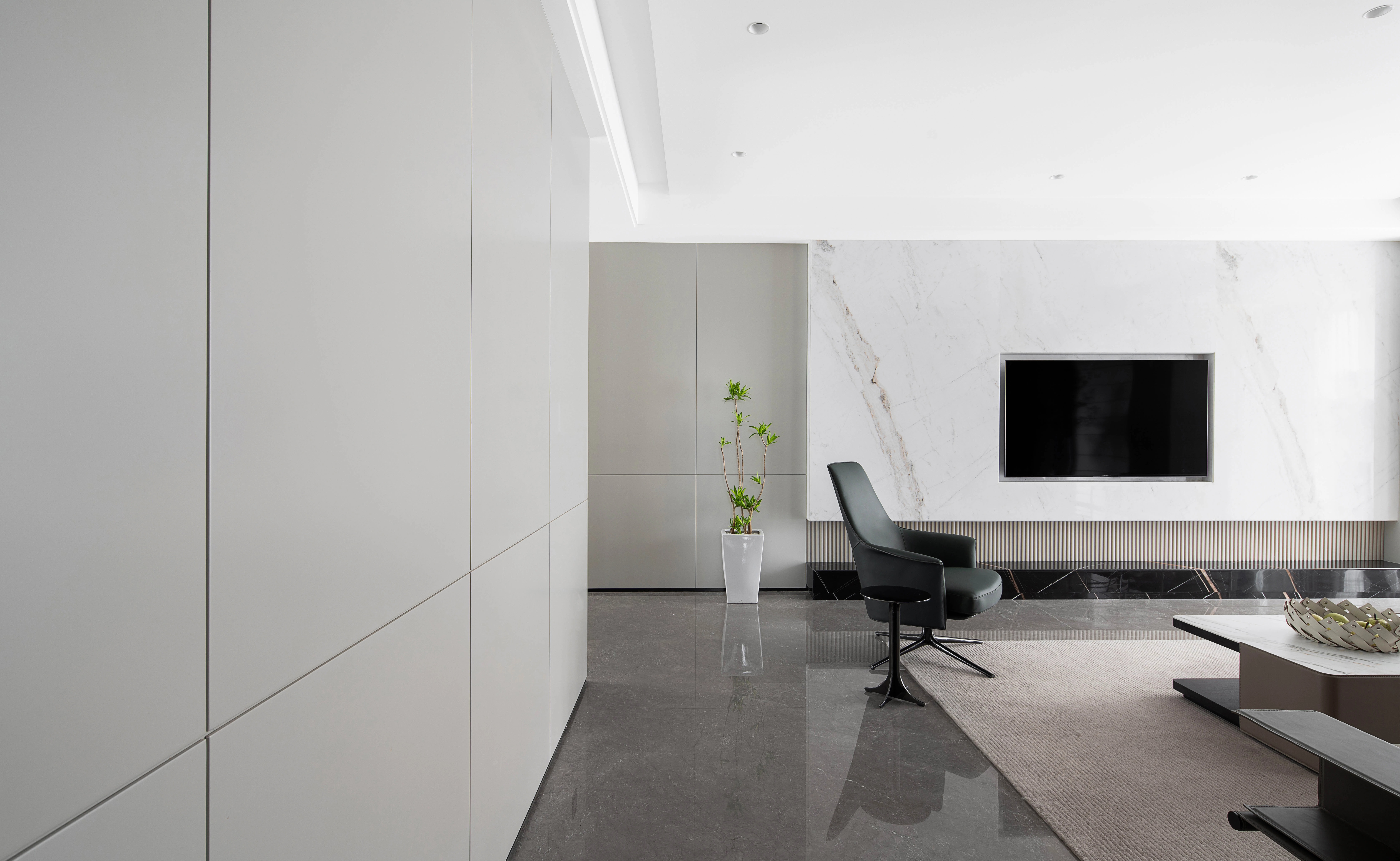 隱形收納櫃體設計圖,展示按壓式門片與天花板齊平的視覺平整化效果。