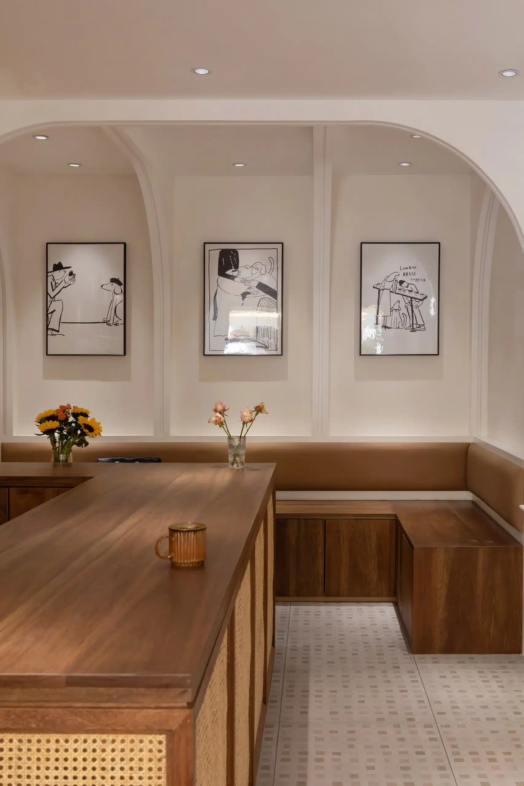 2026年溫馨小坪咖啡廳室內設計全景，展現品牌美學與空間體驗感。