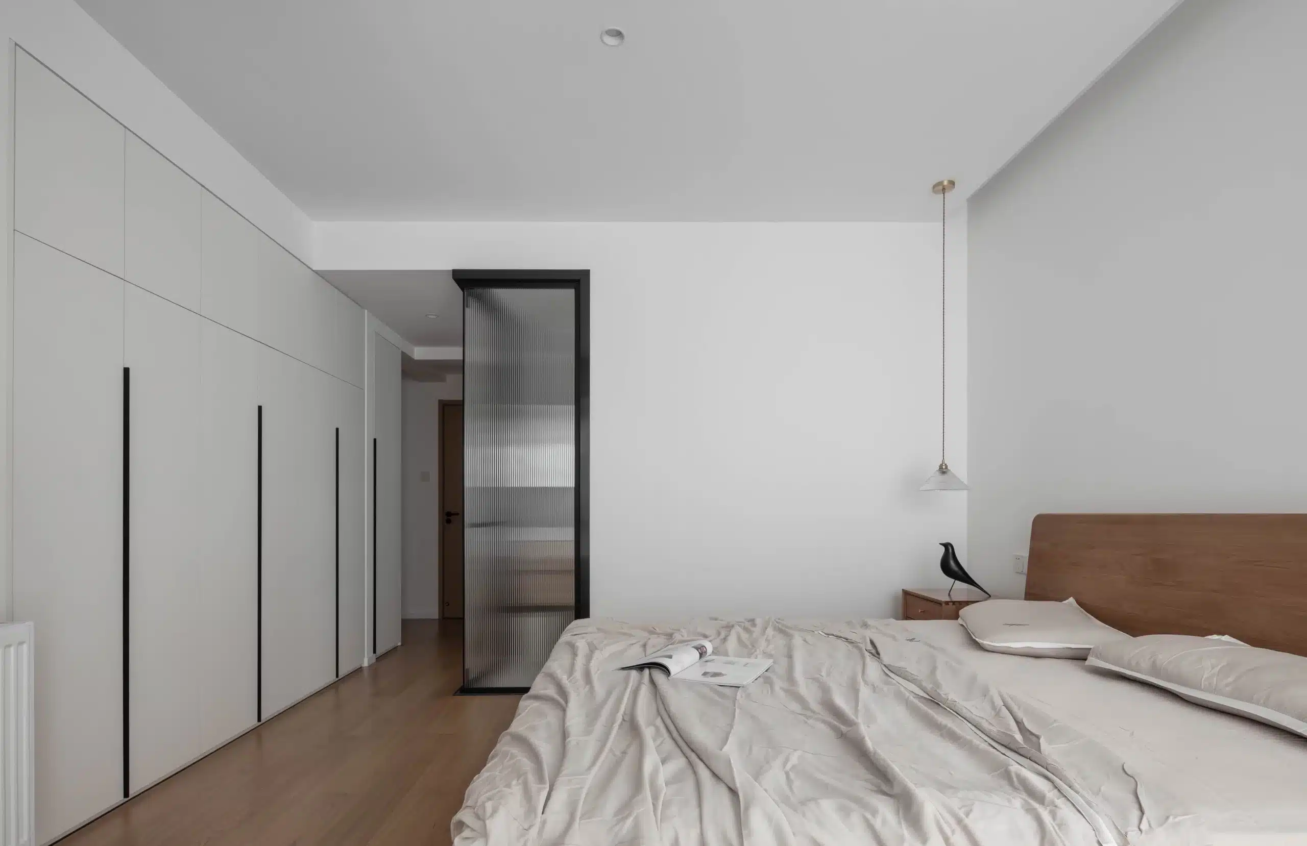 無印風房間佈局技巧，透過局部留白與家具空隙，為小坪數臥室營造通透且無壓力的視覺感受。