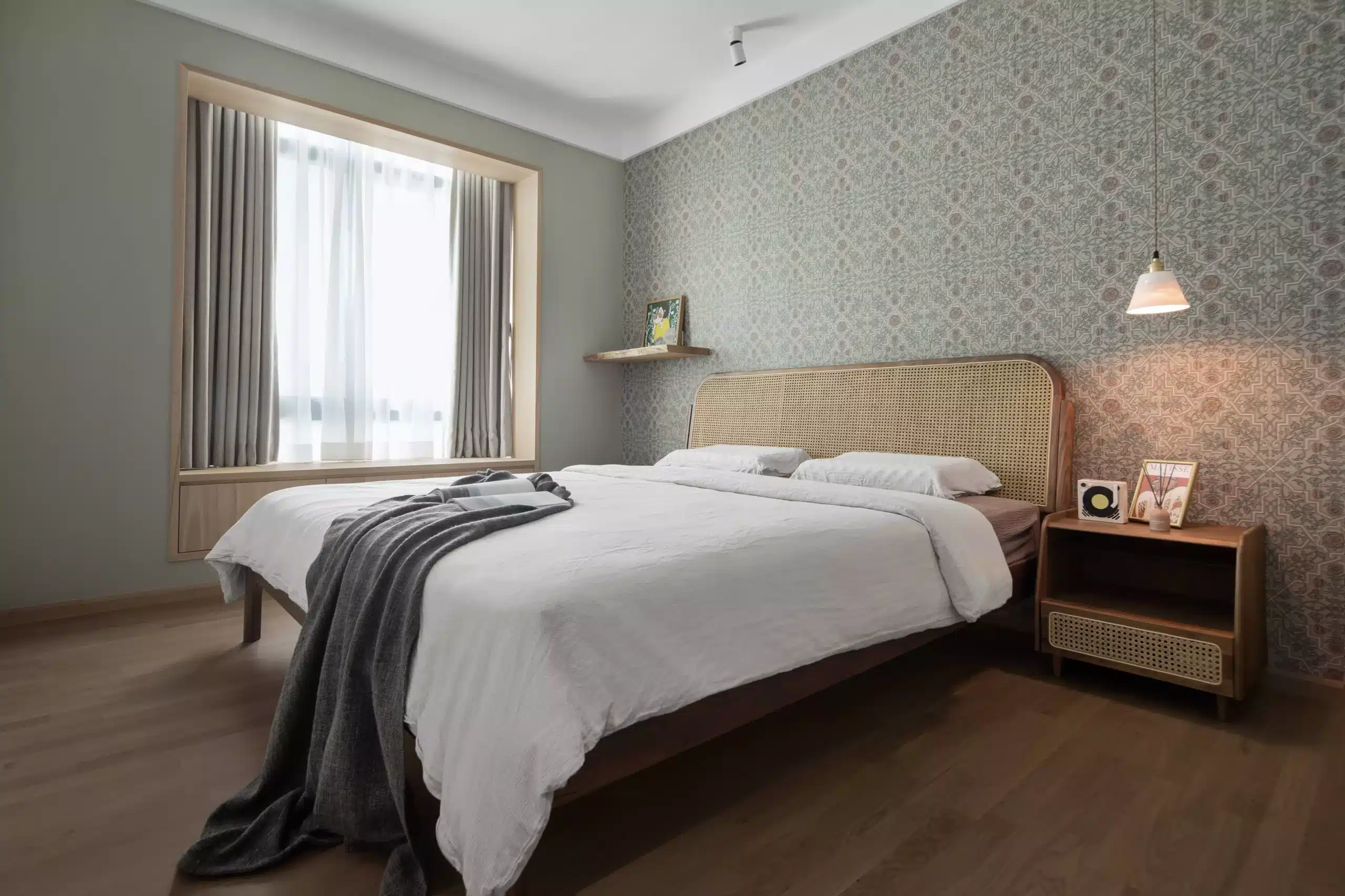 無印風房間燈光佈局計畫，展示暖色溫間接照明與自然採光如何提升臥室的療癒氛圍感。