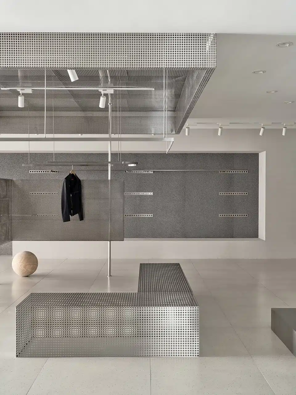 服飾店平面配置圖展示黃金回字型動線與主通道寬度規範。