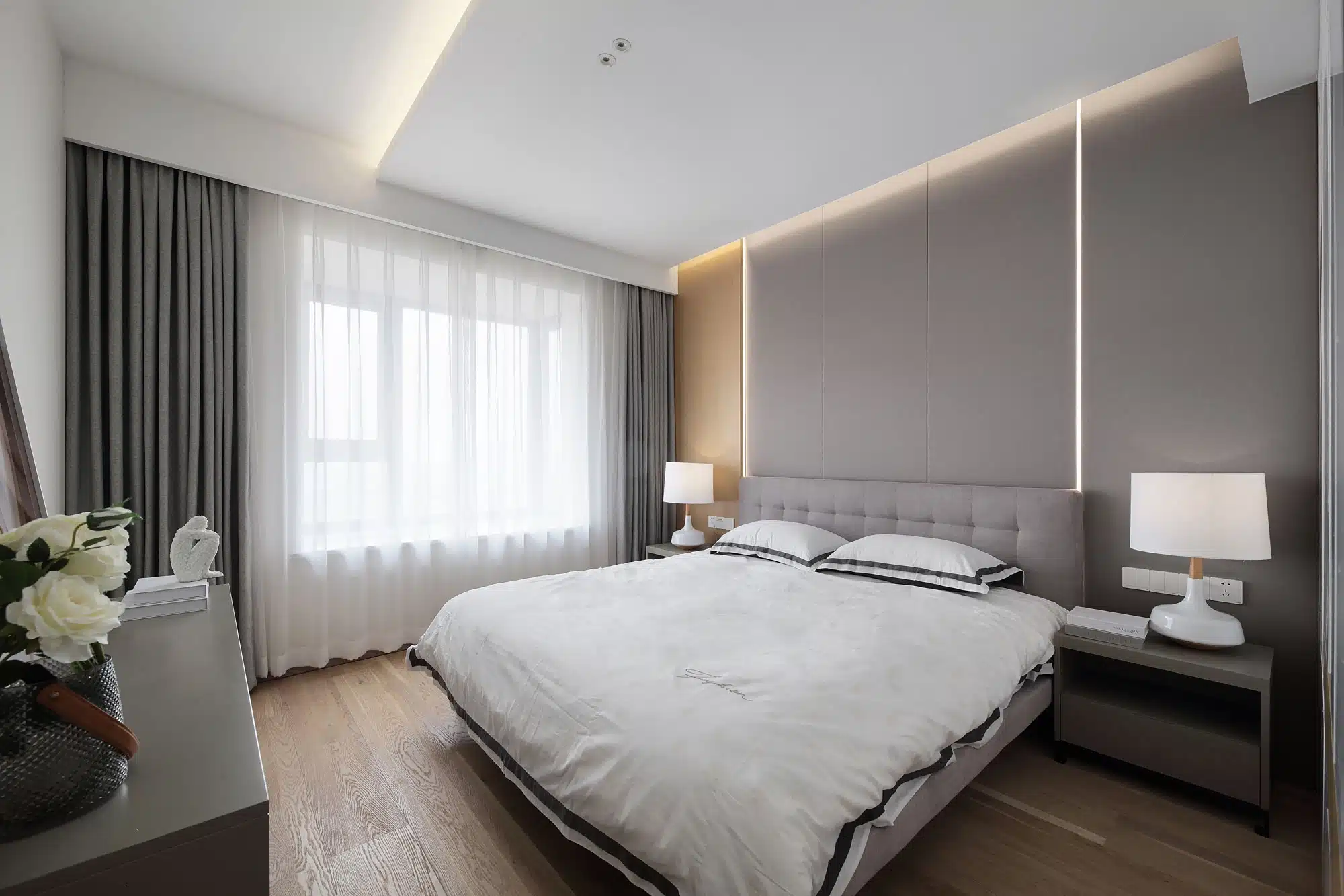 無印風房間色彩分配實例，展示 70% 暖白背景與 25% 淺色木地板構成的視覺平衡感。