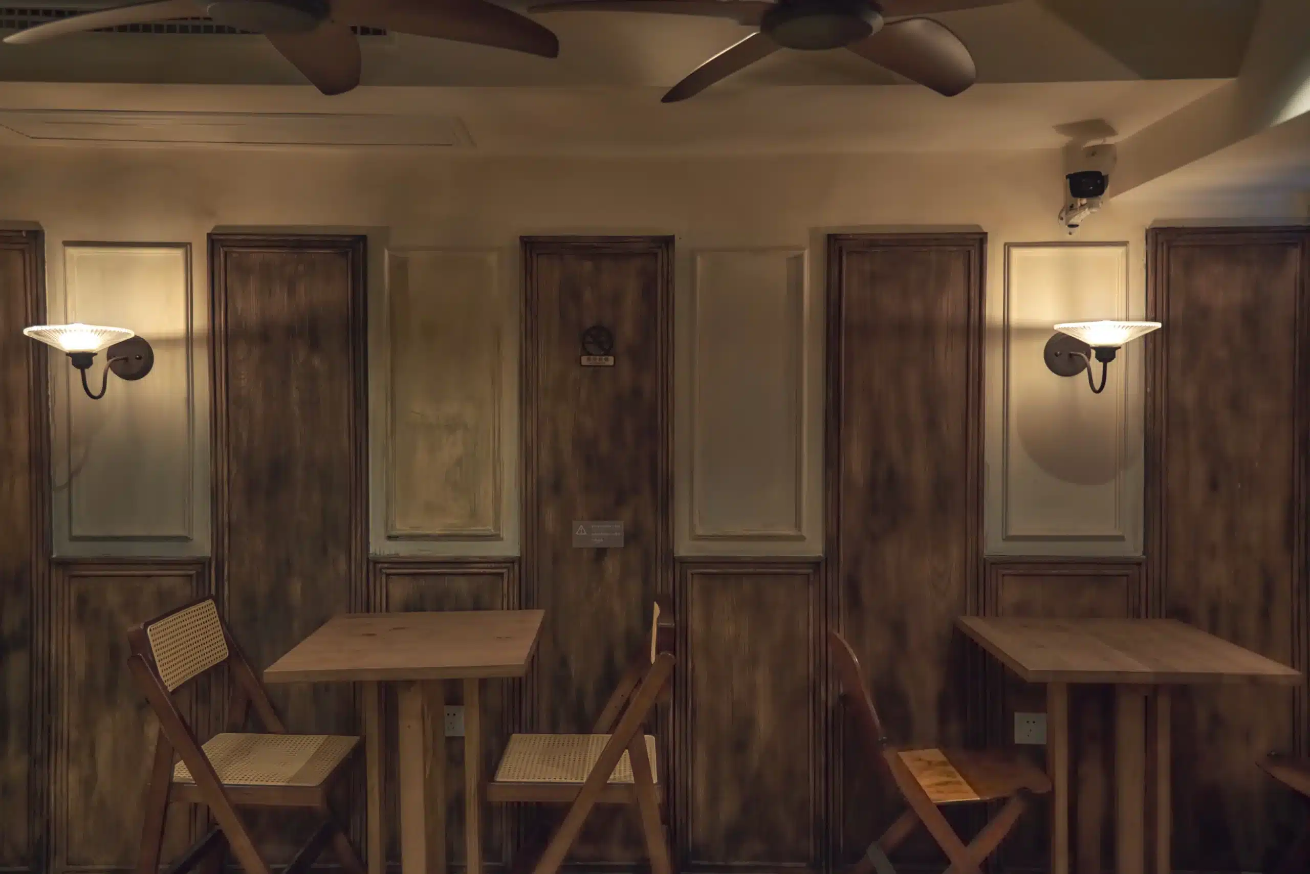 暖色調咖啡廳燈光佈置