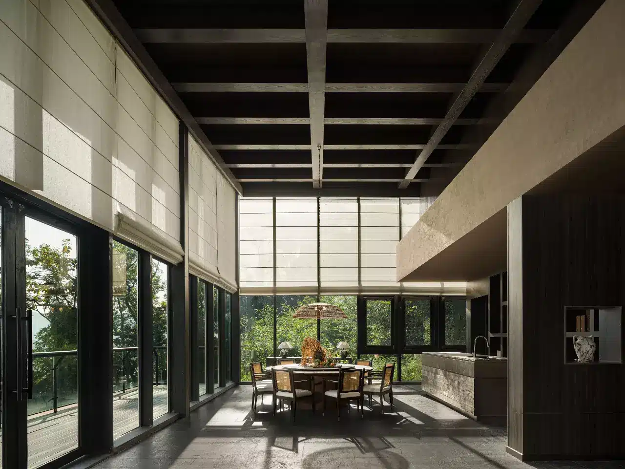 民宿大廳與交誼廳空間設計，規劃多功能桌椅區與開放式廚房打造具備溫度的旅客交流場域