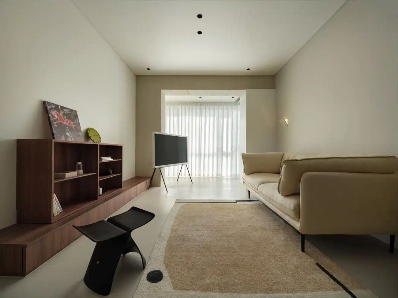 適合長型客廳的細腳家具與低矮家具示範,展現輕盈感與空間通透性。