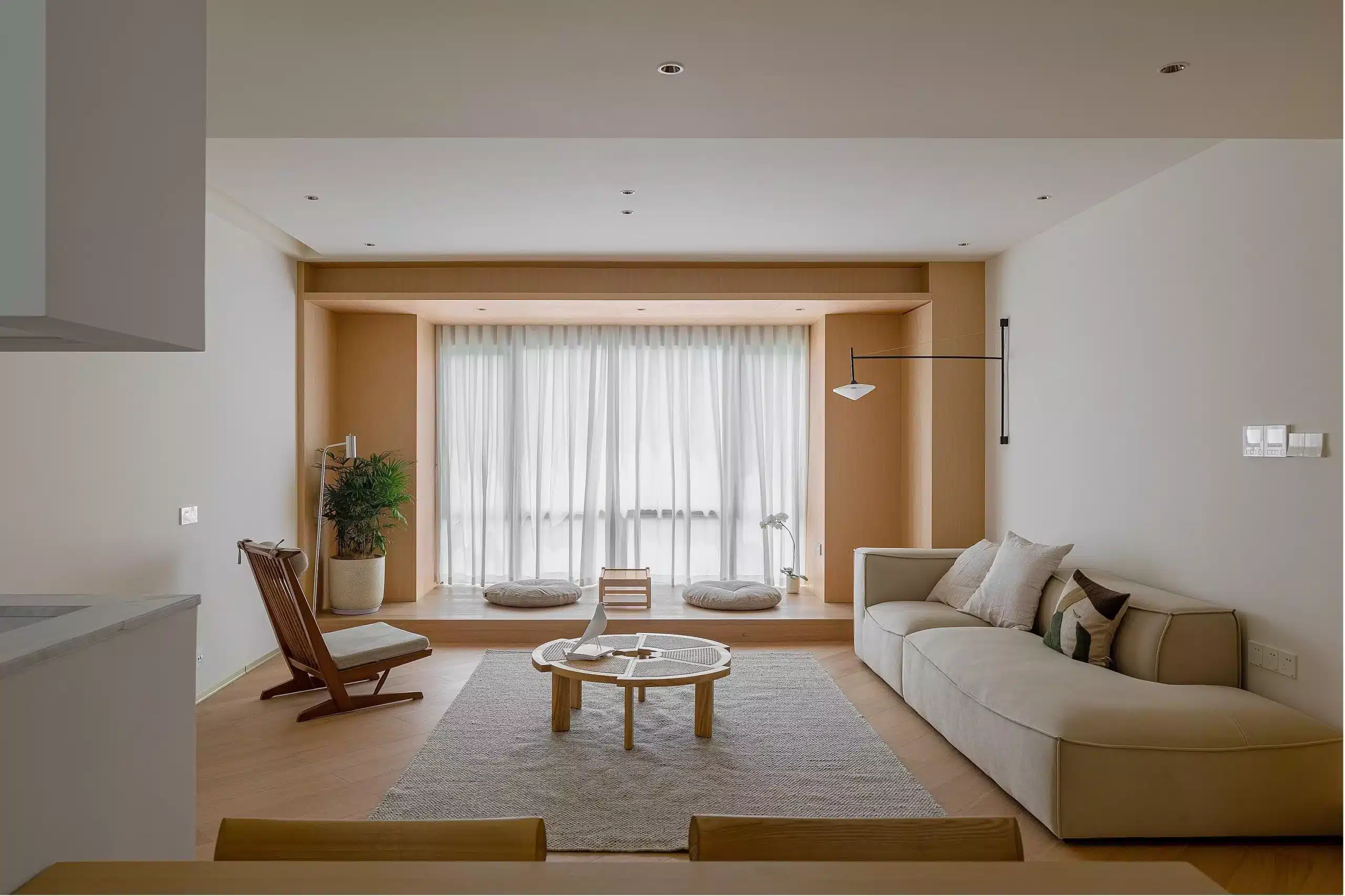 無印風配色指南,展示米白牆面與淺原木色家具的黃金比例配置