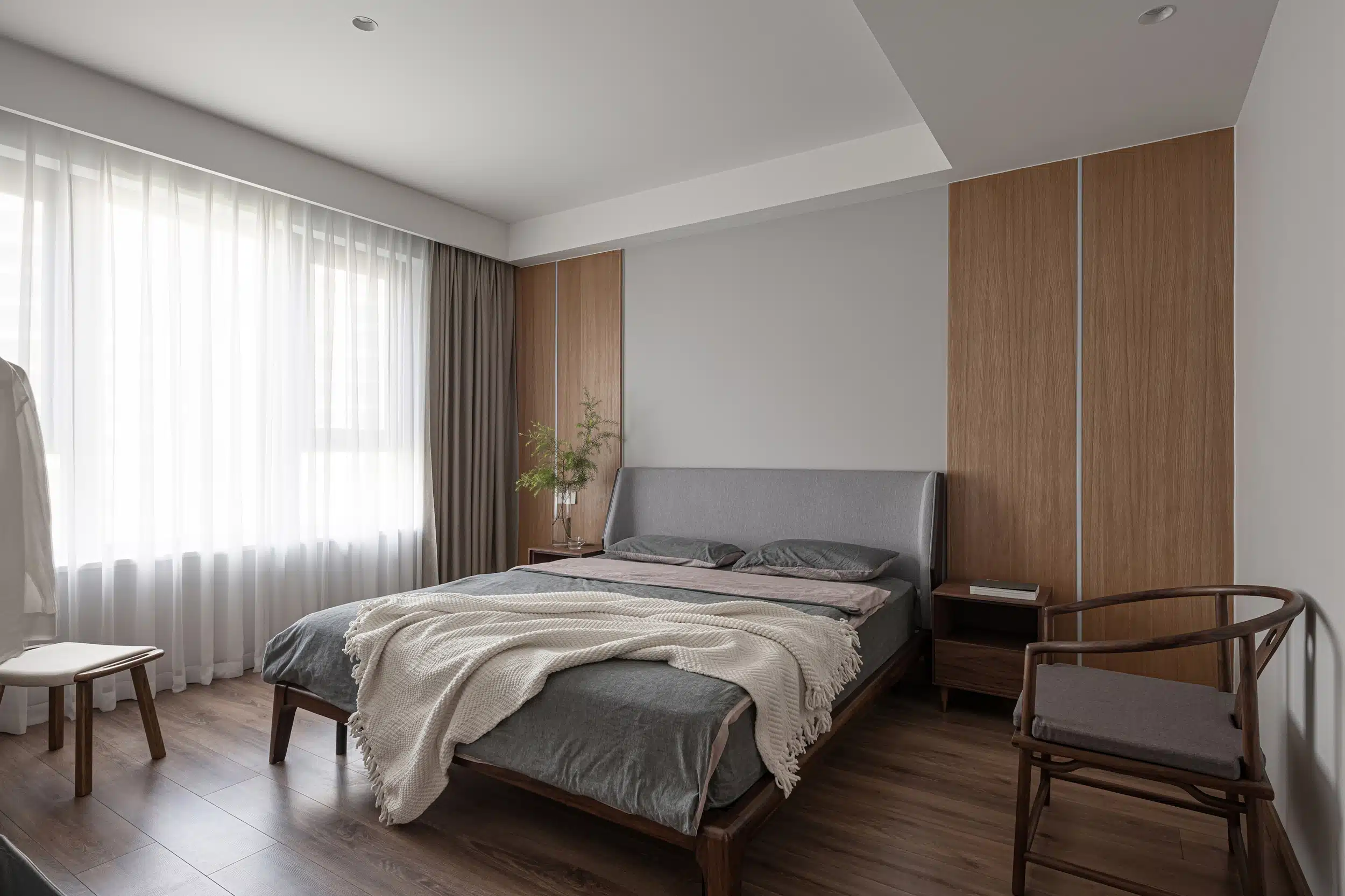 無印風臥室配色設計,提高棉麻原色織品比例,構築比客廳更溫潤包覆的睡眠場域