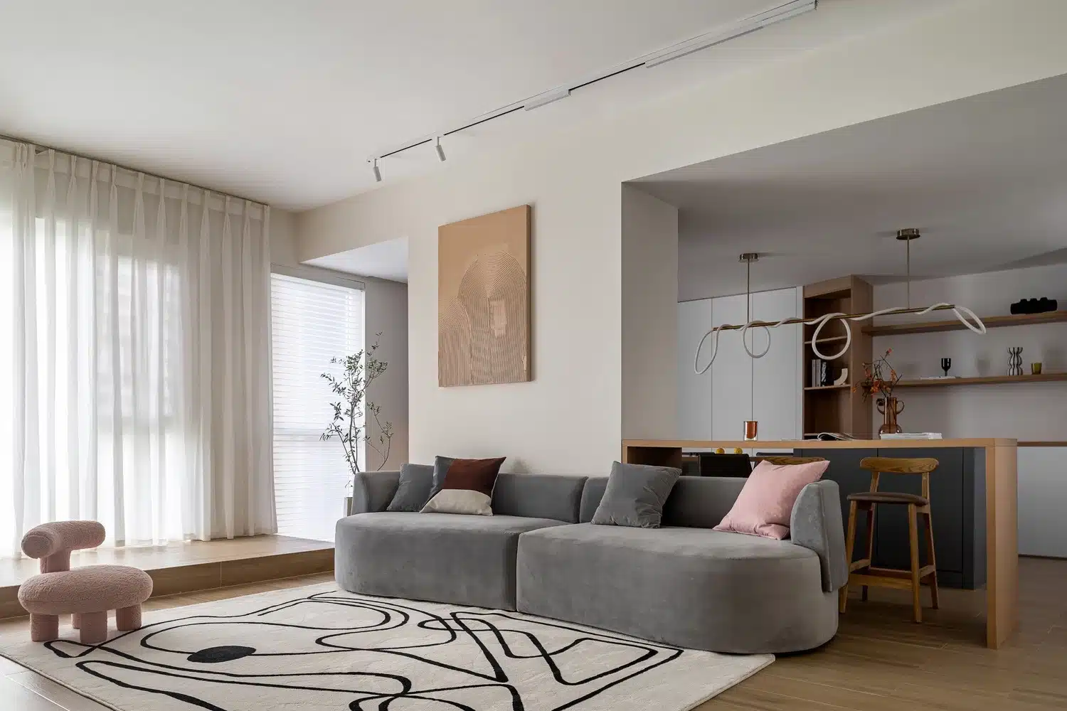 過白木灰的配色、天然素材的觸感與溫潤光影的調度,無印風客廳能展現出優於一般簡約風的空間厚度與情感。