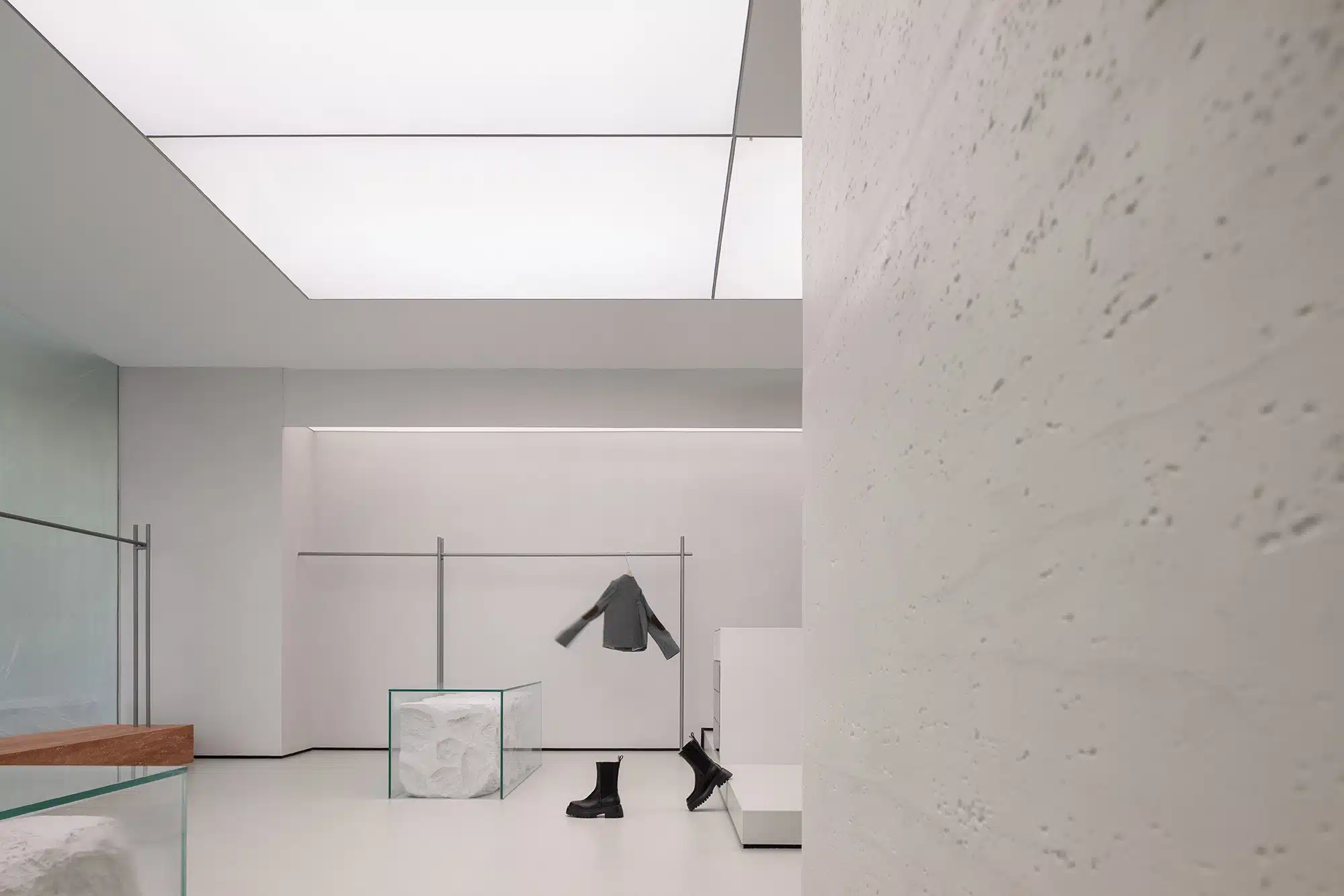 服飾店重點照明示範,展示高顯色性 CRI > 90 燈光如何還原服飾色彩。