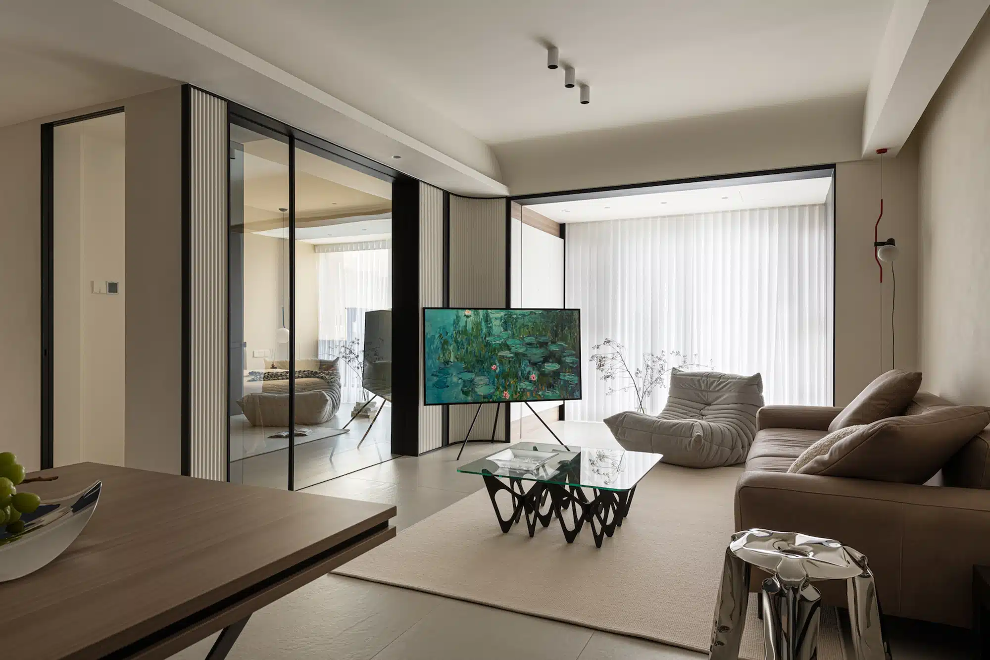 打破直線單調感的長型客廳家具配置,利用茶几與斜放單椅增加視覺律動。