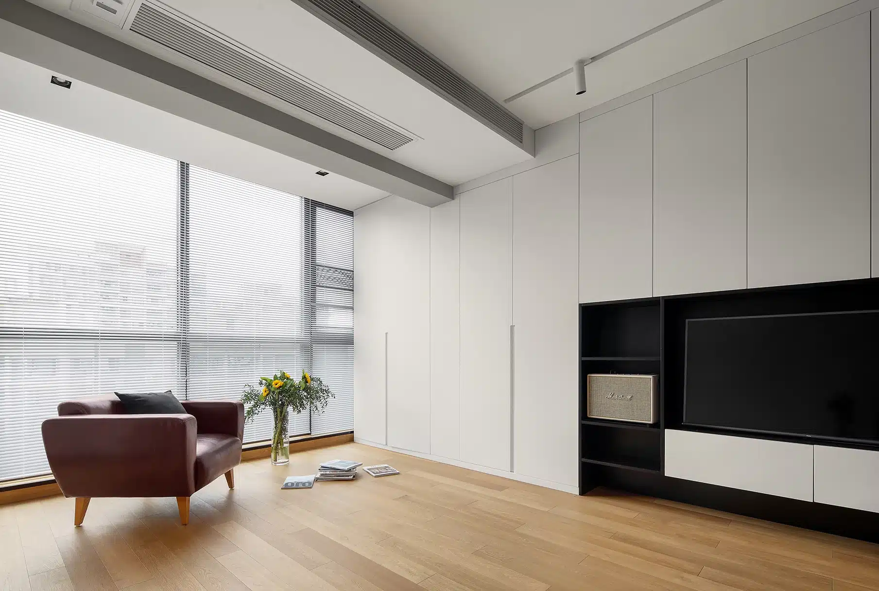 日式無印風透天設計分享,強調天然木質收納櫃與垂直坪效優化,營造簡約且具備溫潤感的居家氛圍