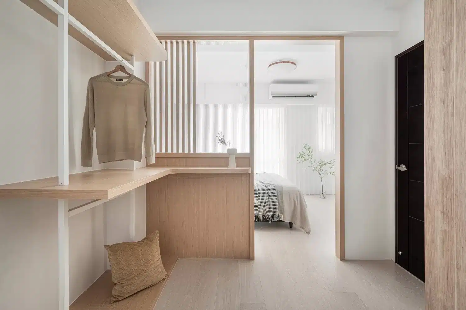 無印風的核心是追求「剛剛好」的生活哲學，透過留白與天然材質，創造出與人共生的舒壓環境。