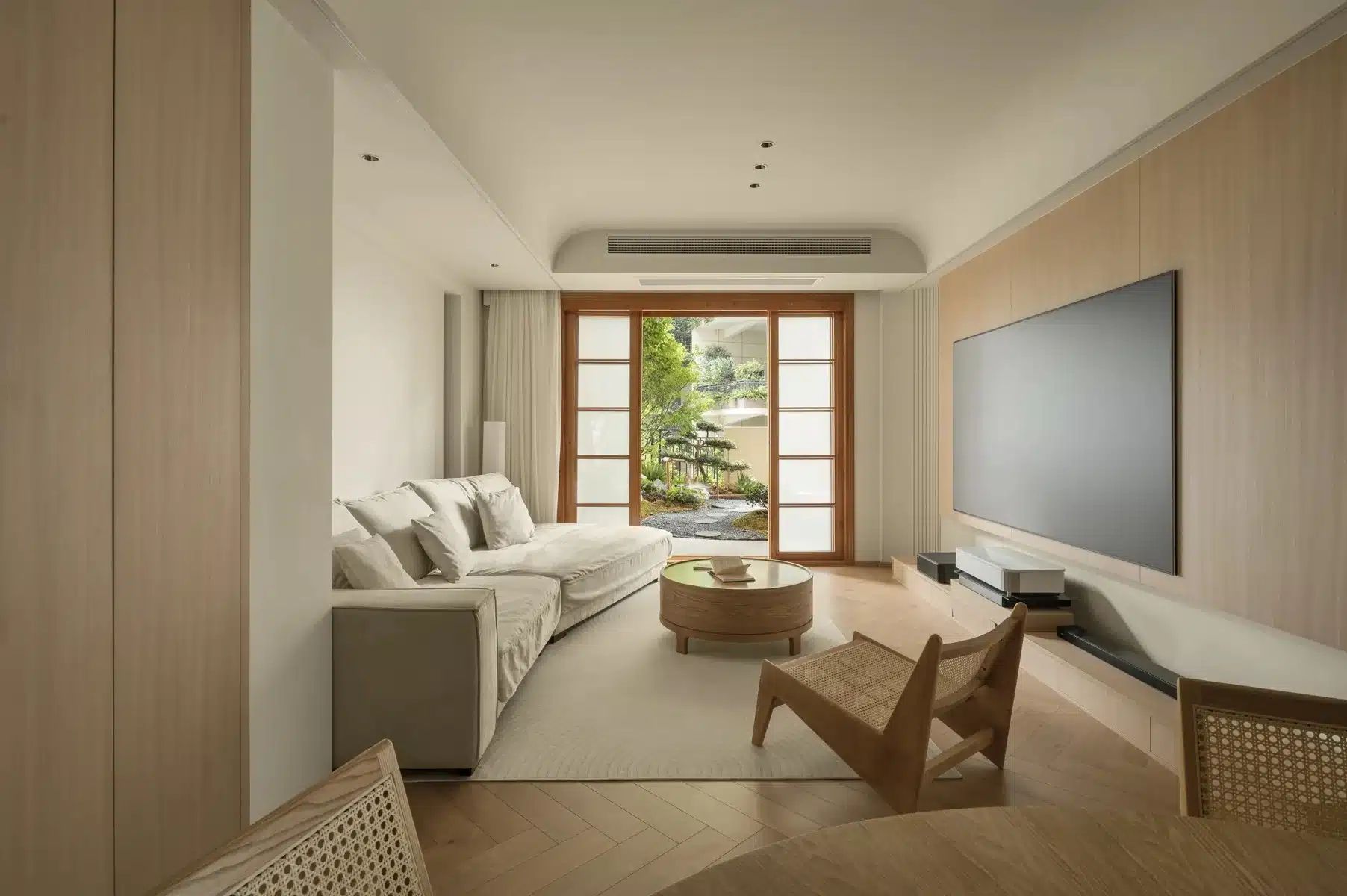 北歐風室內設計，展示大面窗採光、豐富綠色植栽與具備幾何線條的溫馨空間。