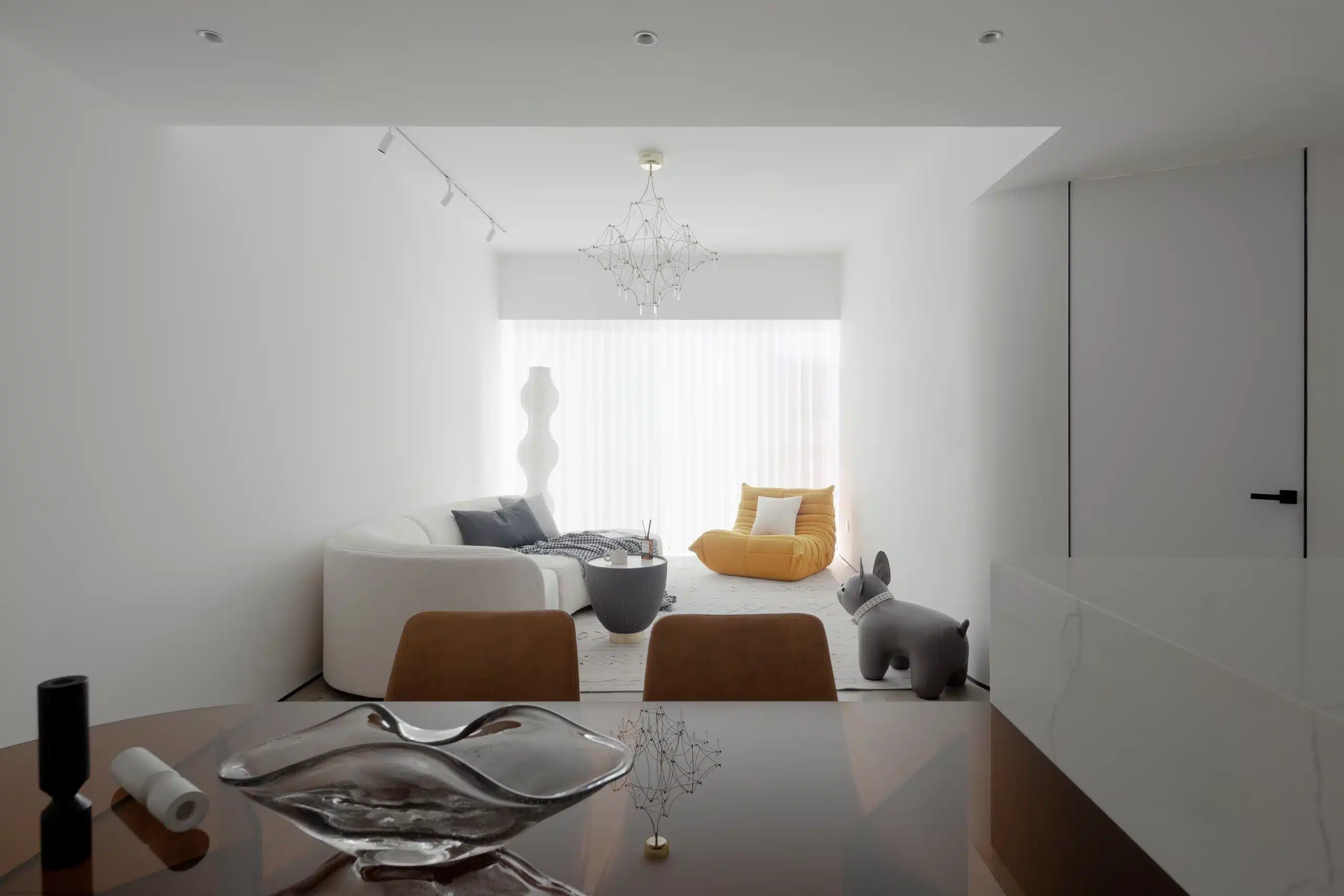 2026年簡約風長型客廳設計案例,展現狹長格局如何透過留白與採光設計解決隧道效應。