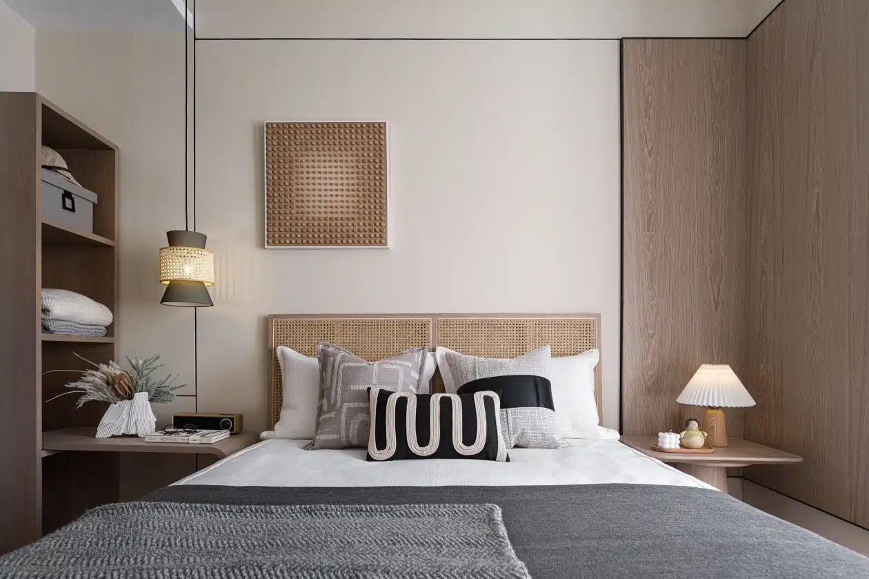 無印風房間家具清單，展示模組化層架、統一規格收納盒與低重心床架的實作配置。