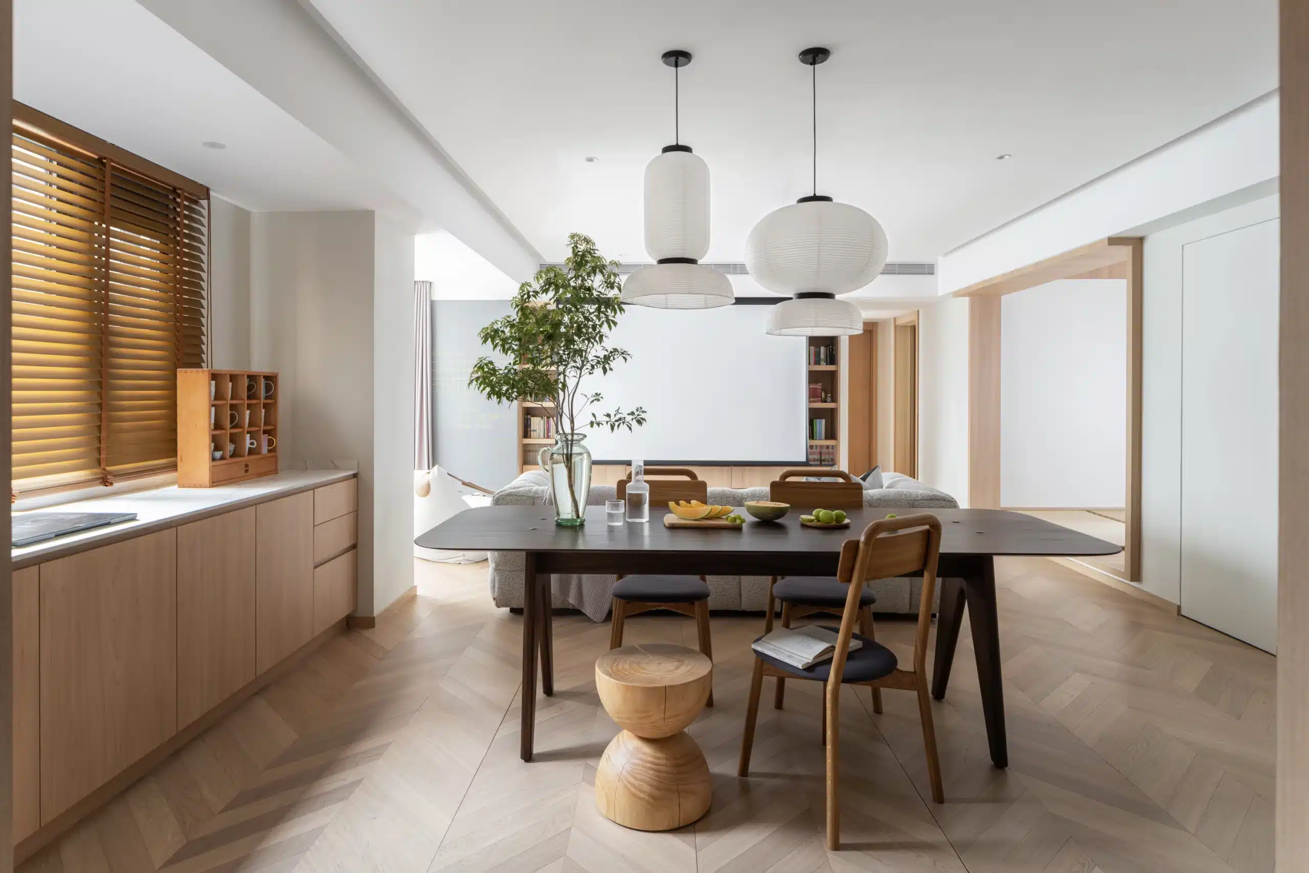 無印風地板與家具木色搭配指南,展示橡木地板與同色系木質櫃體的視覺一致性。