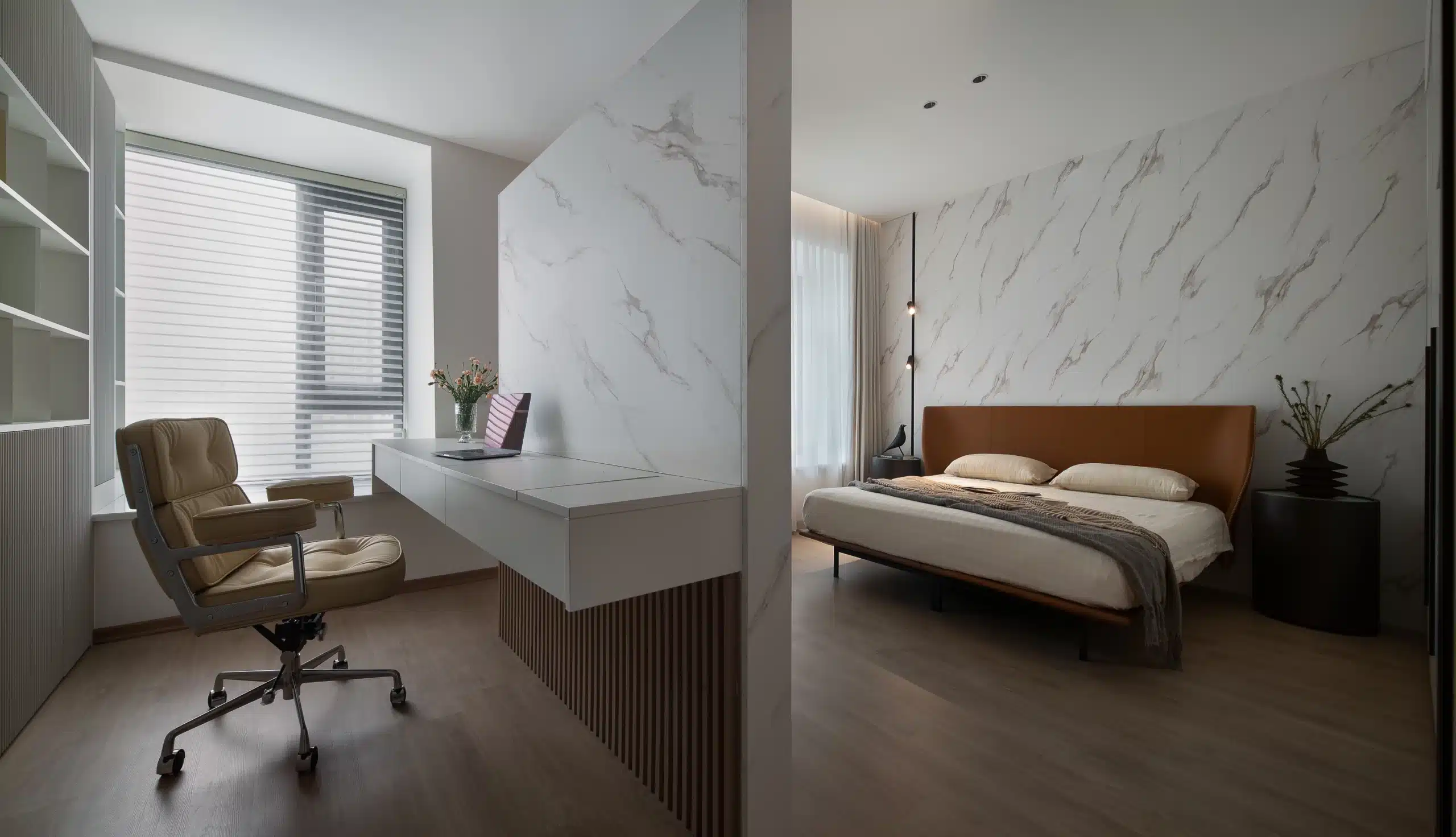 沐松琚精品風主臥，床頭背牆選用大幅石材紋理板材搭配愛馬仕橘皮革軟墊，一旁以半牆隔出專屬工作室，營造頂級飯店氛圍。