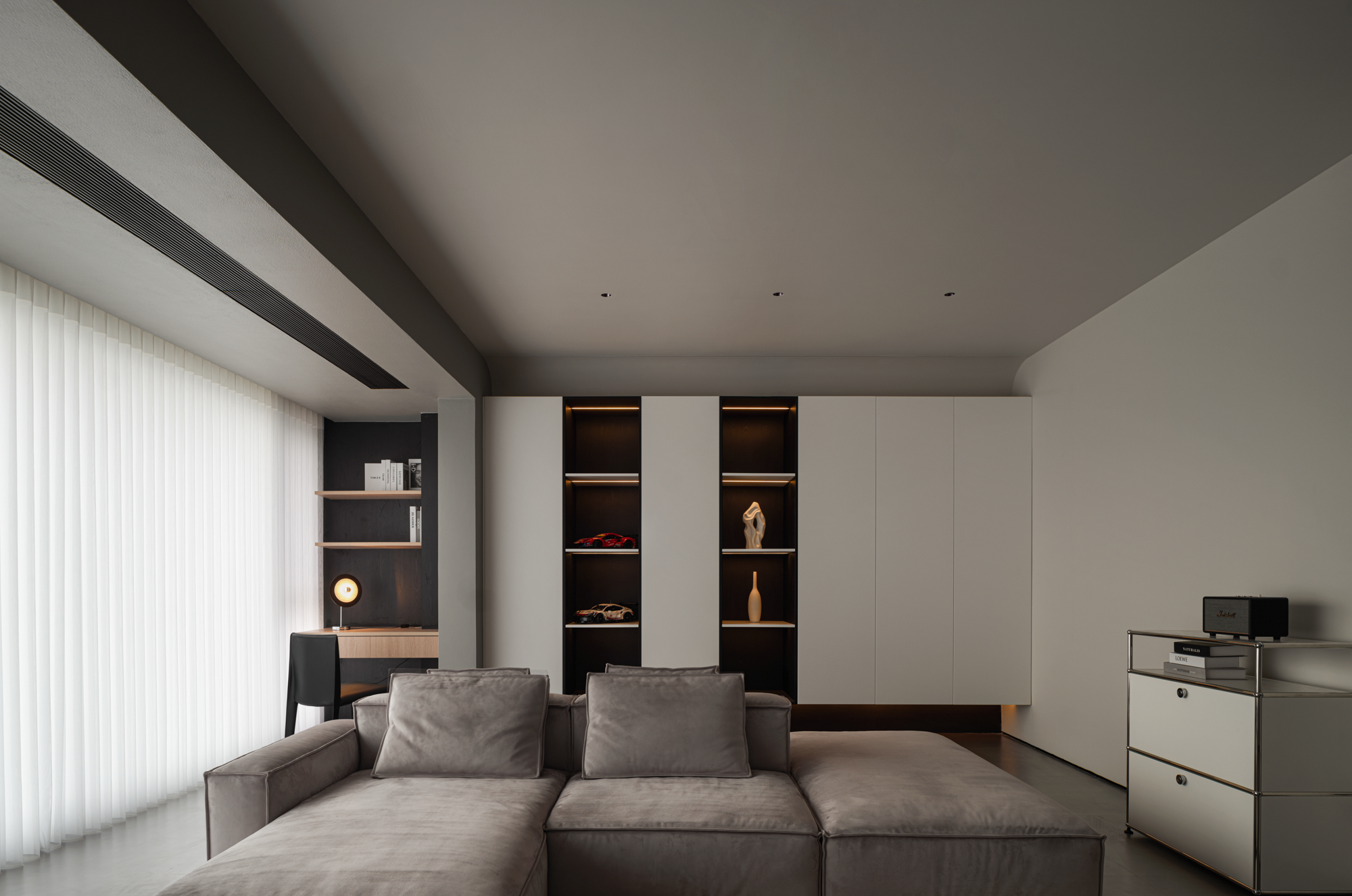 單一材質收納牆與多層次退縮設計對比示意圖,右側展示皮革、鏡面與木皮的交錯立面設計