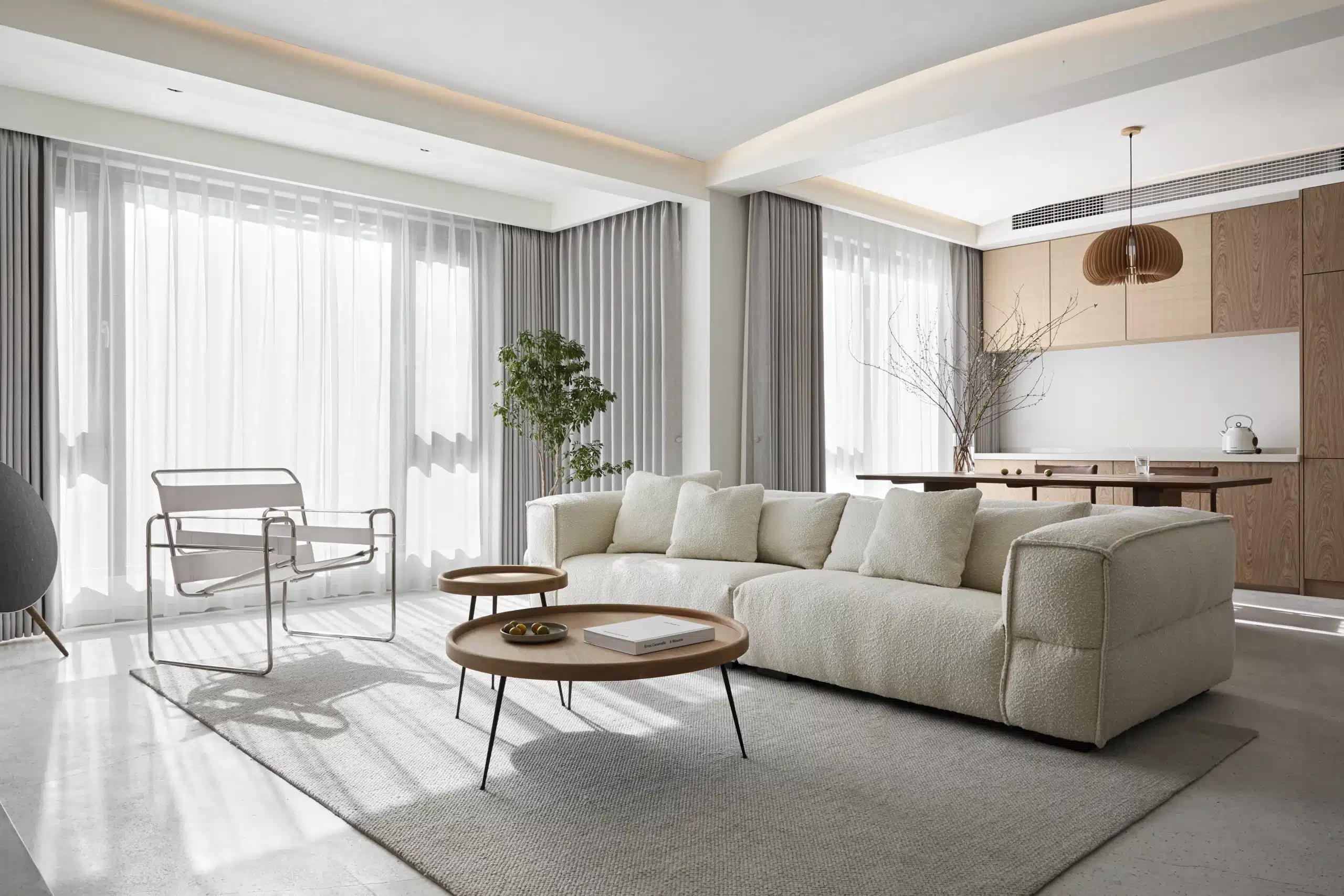 豪宅臥室全景落地窗，電動窗簾完全拉攏後天花板無任何軌道外露的純淨效果