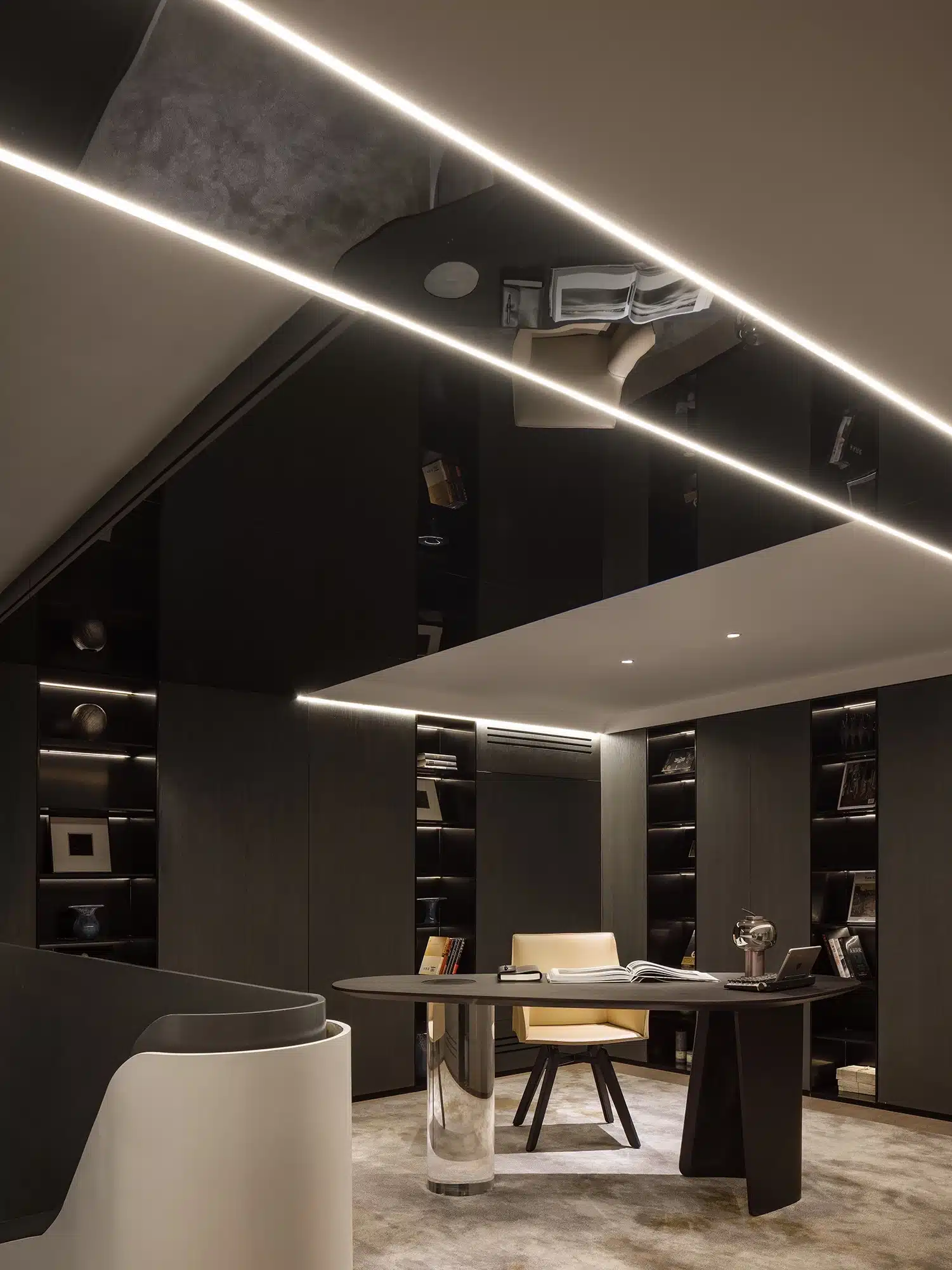 鋼構橫樑底面鏡面不銹鋼包覆的細部施工圖，展示天花板反射效果